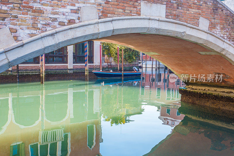 威尼斯的老小桥下