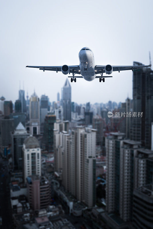 飞机飞过城市。