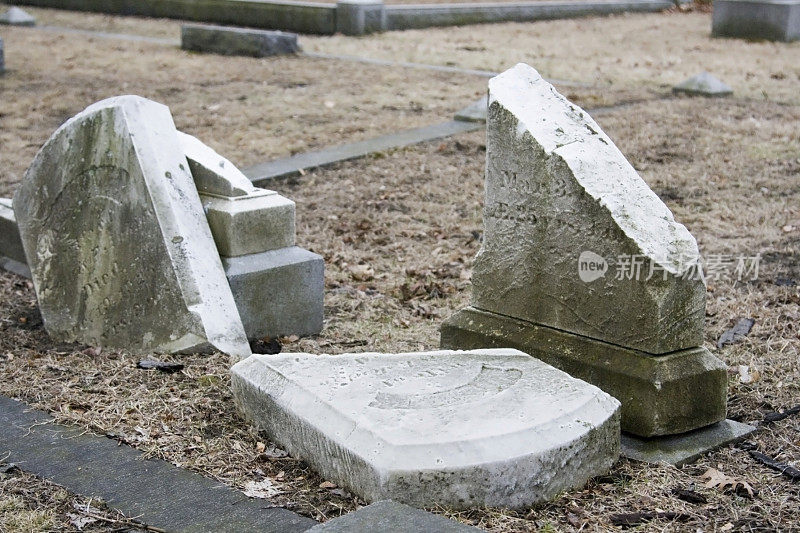破碎的墓碑