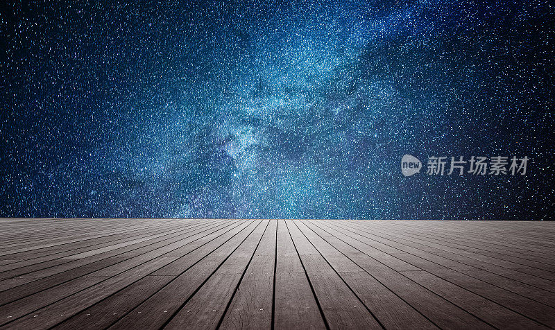 银河前面的木地板