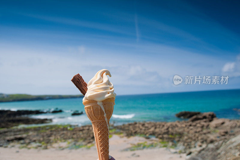 在海滩上吃冰淇淋