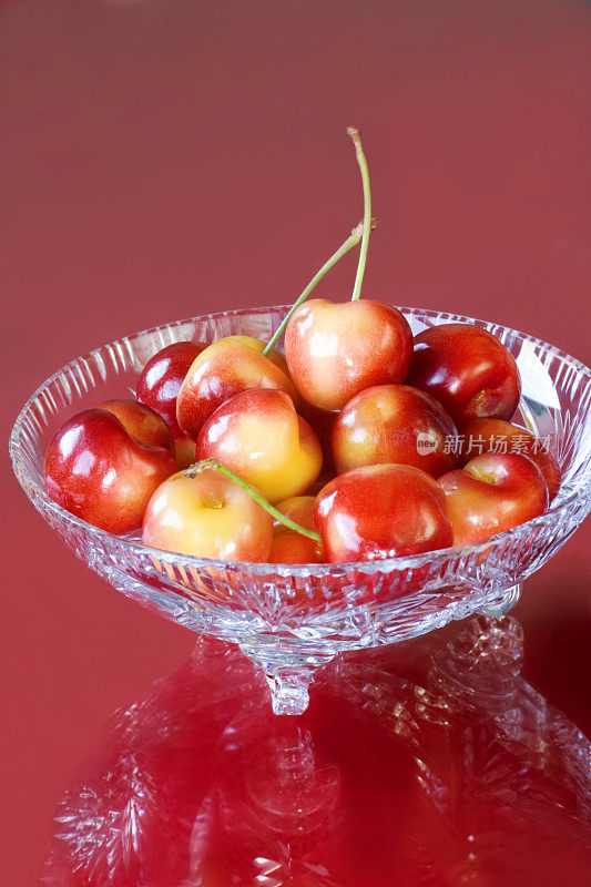 水晶碗里的雷尼尔樱桃