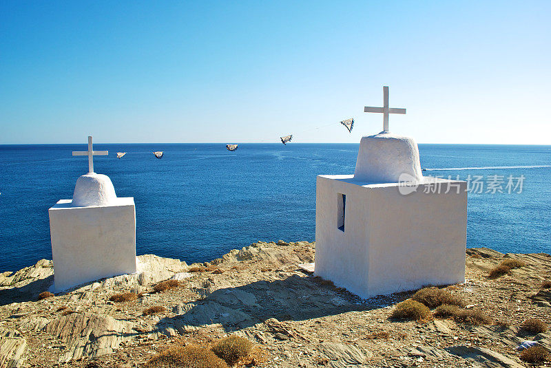两座典型的希腊教堂建在海边的岩石上，