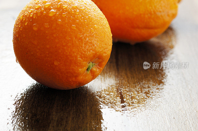 水覆盖了成熟的柑橘橙子拷贝空间