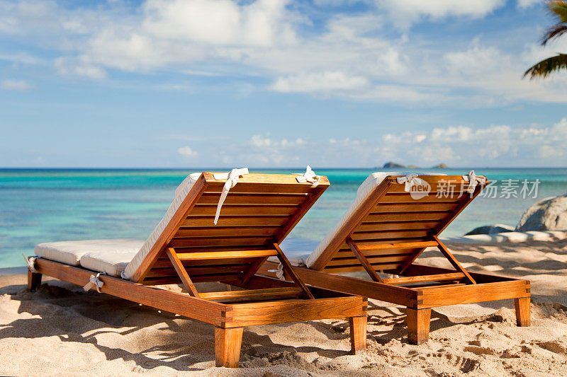 维尔京群岛热带海滩上的空躺椅