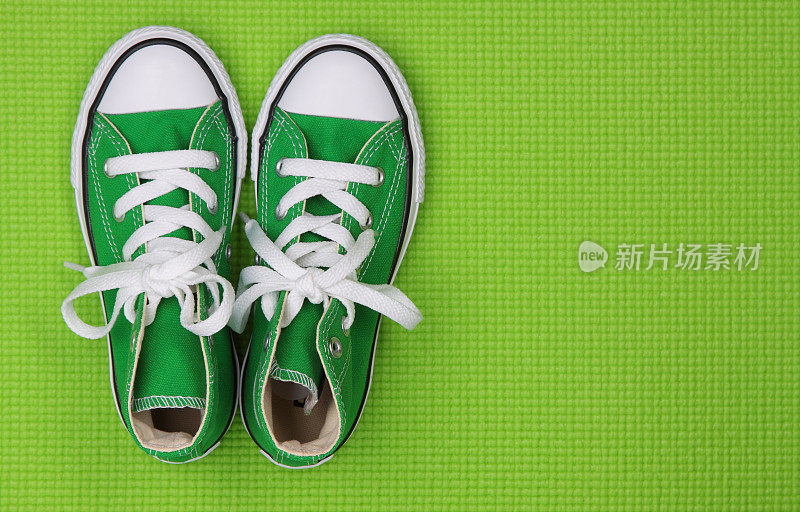 绿色儿童运动鞋