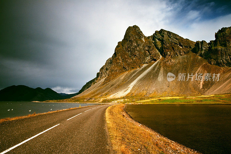 冰岛的蜿蜒道路