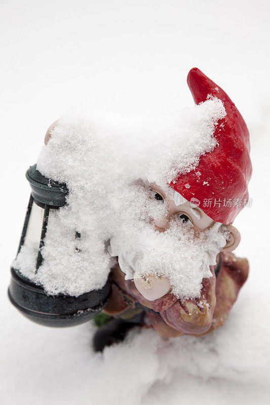 白雪中戴着红帽子的小矮人