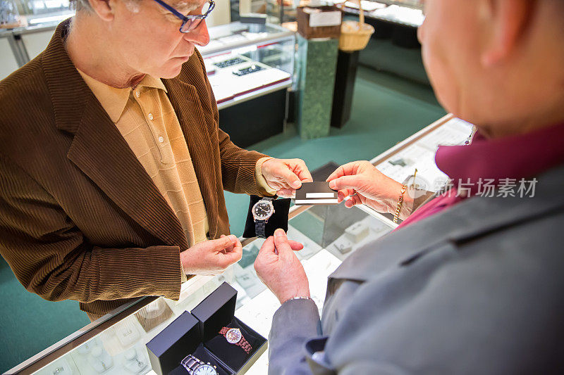 消费主义——男性顾客在珠宝店购买手表
