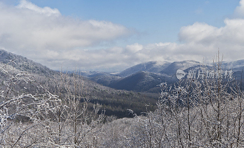 烟雾山冬季全景