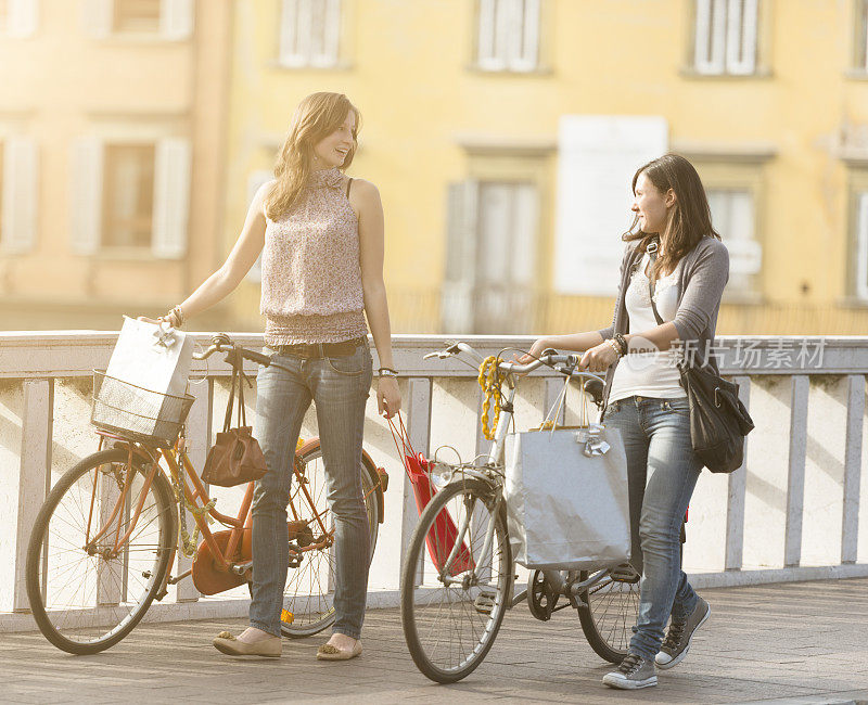 朋友们骑着自行车在城市里散步――城市风光
