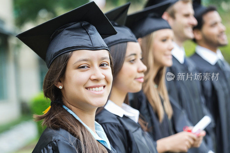西班牙裔学生微笑着等待毕业证书