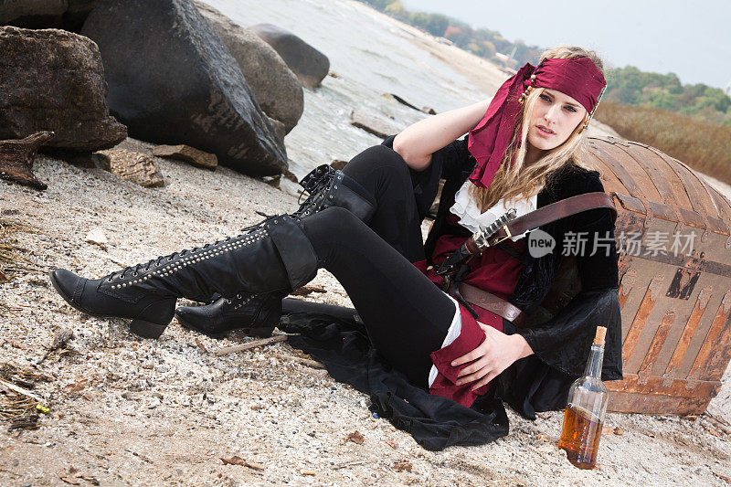 海盗美女与宝箱和朗姆酒