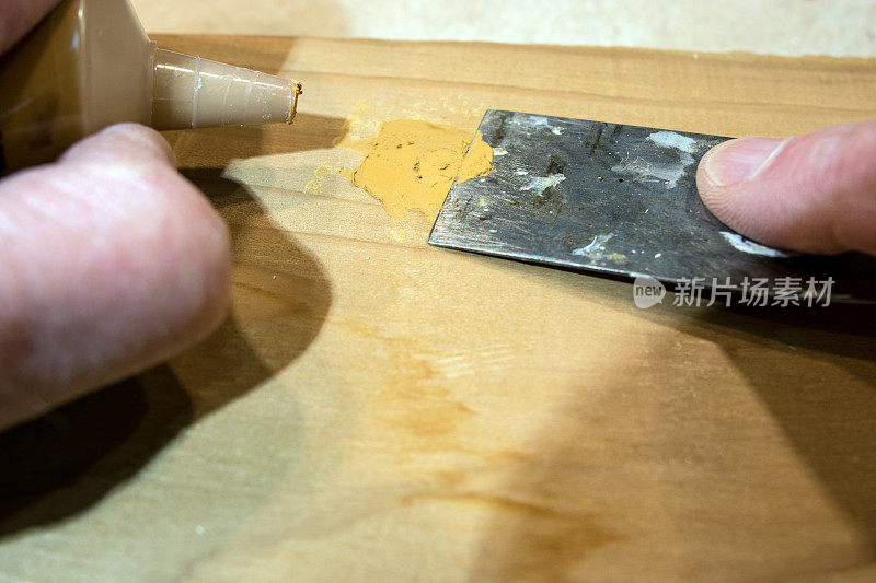 DIY——用油灰修补木板上的洞