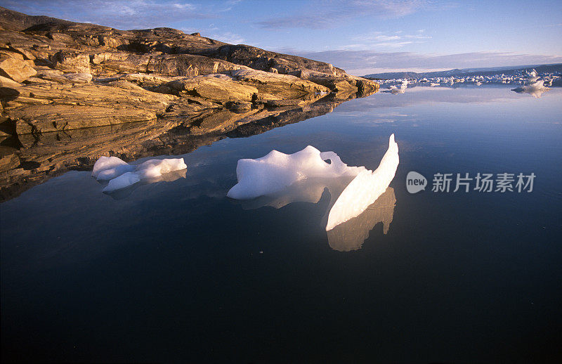 漂浮在水中的小冰山