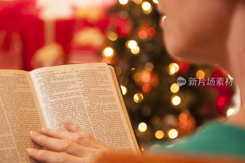 灵性:女人读圣经中的圣诞故事。