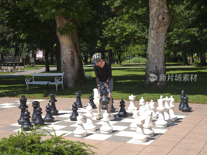 在奥地利斯皮塔尔公园下棋的女子