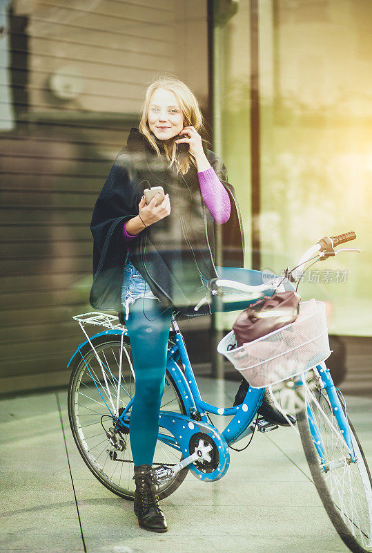 少女骑着自行车听音乐