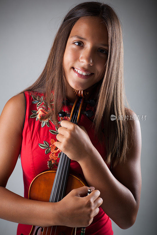 拉小提琴的漂亮女孩