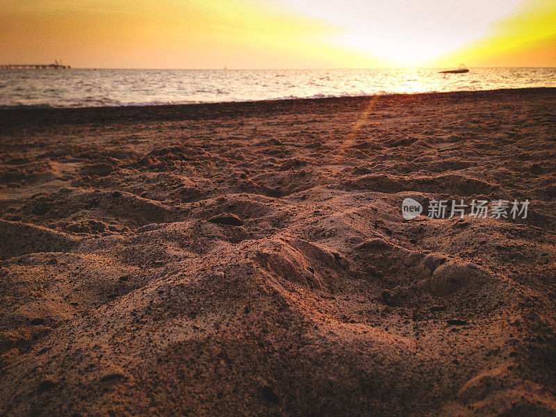 夏天有海浪的沙滩