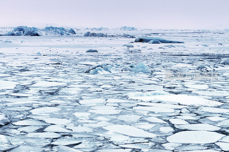 冰景观:冰岛冬季结冰的Jokulsarlon冰湖