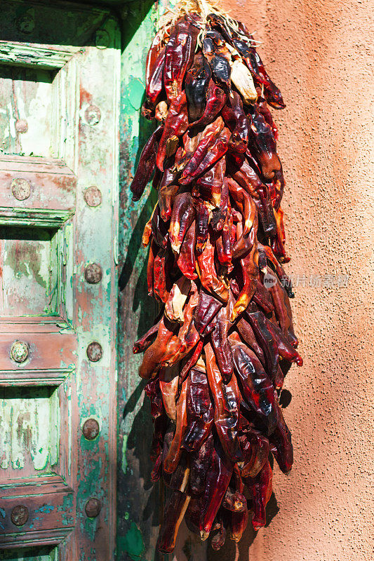 新墨西哥州:红辣椒、旧门、土坯墙