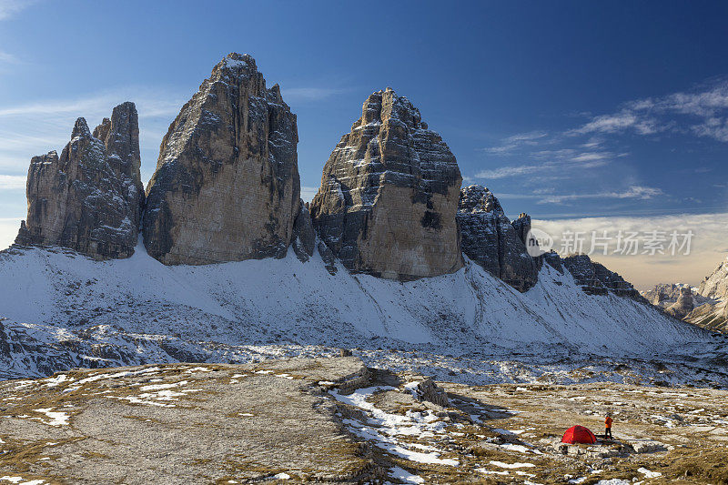 孤独的露营者在冬天看着三个尖塔