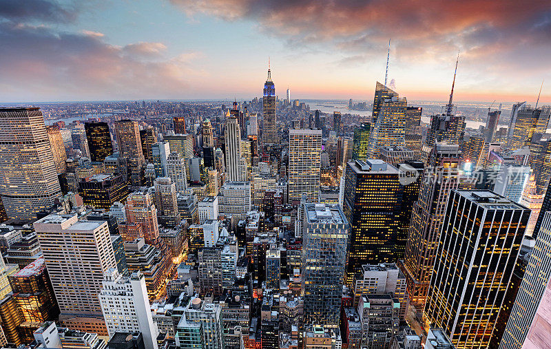 日落时分的纽约天际线，美国。