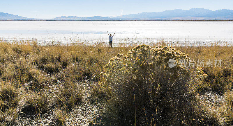 这位年轻人，嬉皮士和旅行家，正在犹他州的大盐湖探险