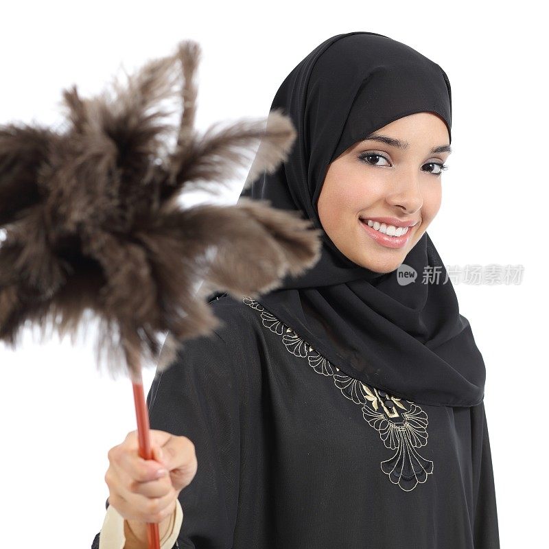 阿拉伯家庭妇女微笑着拿着抹布清洁