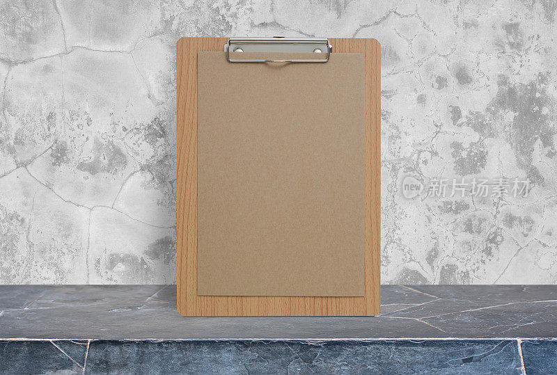 在灰色的旧混凝土墙的石头桌面上的空白生态纸记事本，模板模拟添加您的设计。
