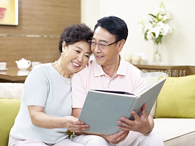年老的亚洲夫妇在一起读书