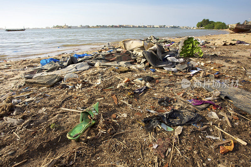 塞内加尔海滩上的垃圾