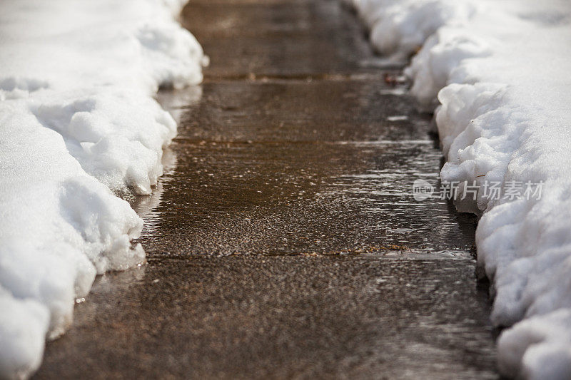 雪后铲过的人行道