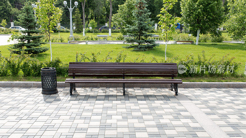 城市公园里的木凳