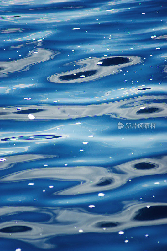 蓝色闪烁的海水，抽象的自然