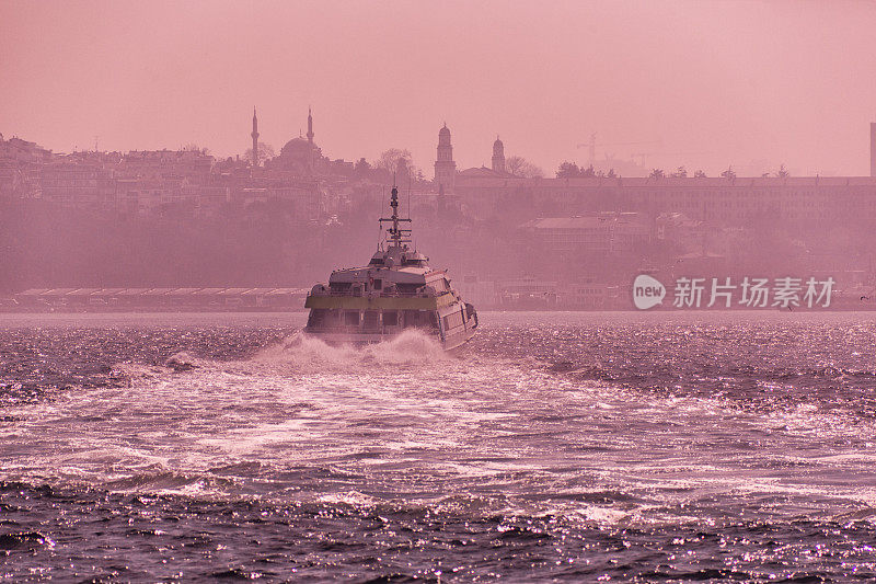 传统客轮离开博斯普鲁斯海岸附近的伊斯坦布尔卡迪科伊