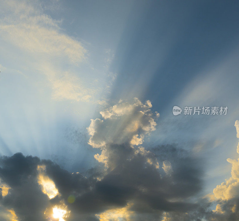 天上的天空，阳光透过云层