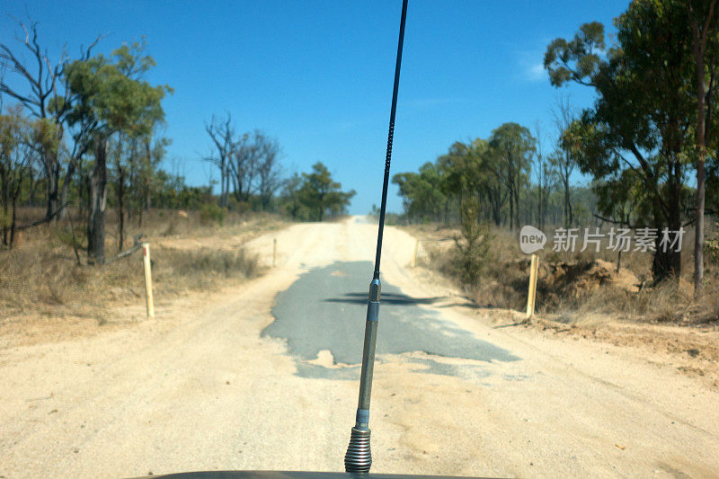 昆士兰需要修理的尘土飞扬的乡村公路
