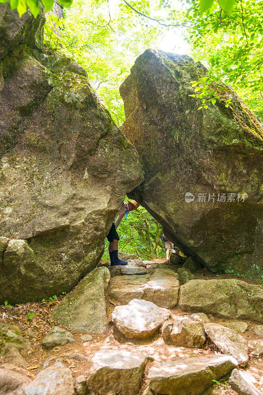 在白桥步道徒步旅行