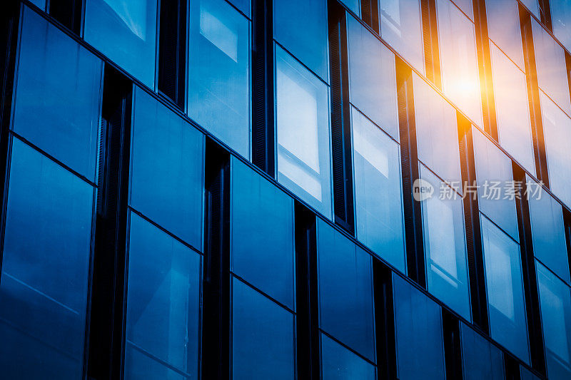蓝色玻璃墙背景下的现代办公建筑