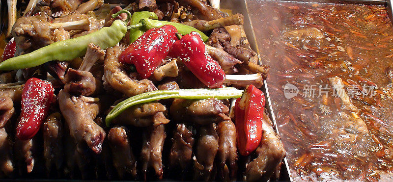 在中国西安当地市场展出的熟肉