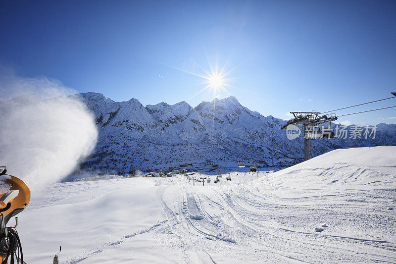 用雪枪造雪滑雪坡人工雪滑雪胜地阳光明媚的意大利阿尔卑斯山白云石业余冬季运动