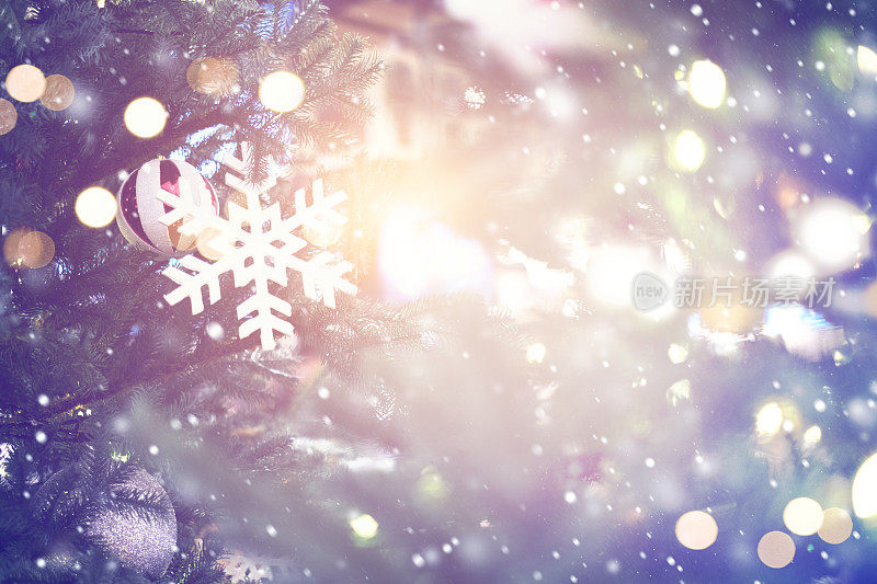 圣诞抽象背景与雪花和灯光效果
