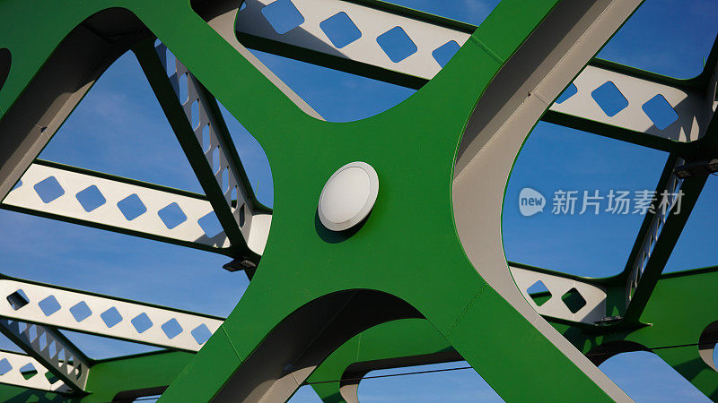 抽象的金属结构。斯洛伐克布拉迪斯拉发金属绿桥的细节。工业建筑。
