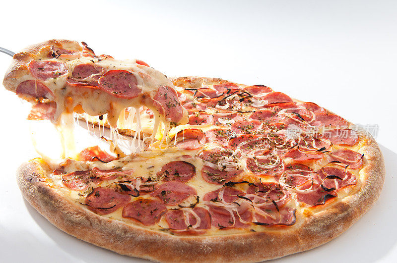 一片热腾腾的披萨配上卡拉布瑞萨和融化的马苏里拉奶酪