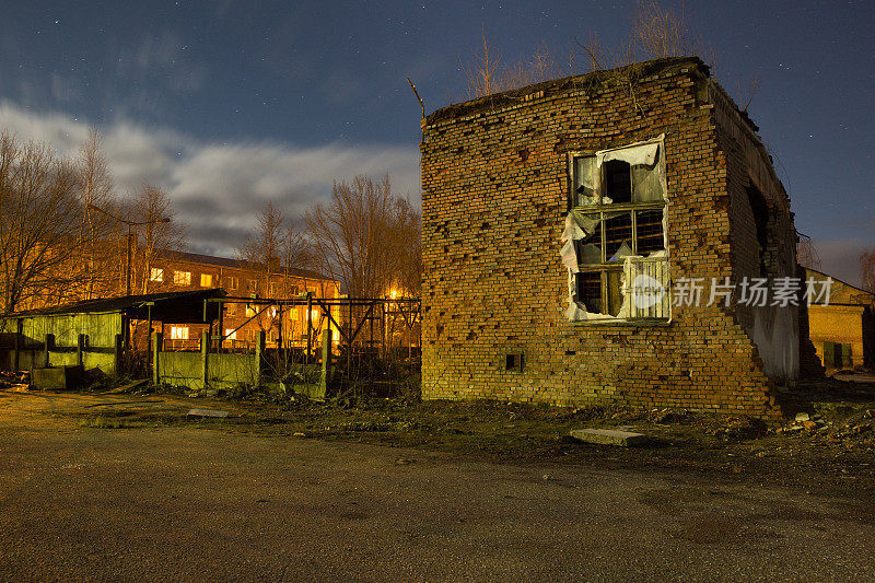 2015年，拉脱维亚塞斯市的老汽车厂夜景。