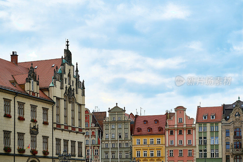 弗罗茨瓦夫老城盐市广场上五颜六色的房子。
