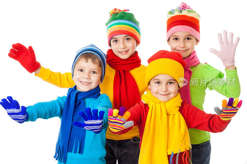 一群穿着冬装微笑的孩子