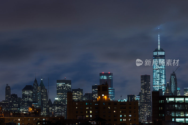 曼哈顿市中心阴天的夜晚